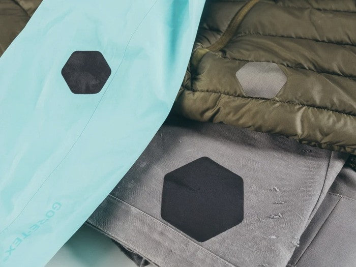 GearAid Tenacious Tape Hex formas ielāpi melnā un caurspīdīgā krāsā