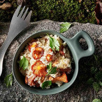 Light My Fire Swedish Kasa Mug Sandygreen ar sēnēm un rīsiem, viegli pārnēsājams un ērtai ikdienas lietošanai.