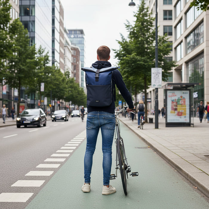 Beagles Originals daudzkrāsaina ūdensizturīga mugursoma 15,6 collas (34.5x19.4 cm) tumši zila