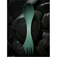 Light My Fire Spork L BIO sandygreen no bioplastikas, liels daudzfunkcionāls karote-šaķis nazis ēdiena gatavošanai un pasniegšanai.