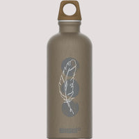 SIGG Traveller MyPlanet 0.6L Lighter bottle – oglekļa neitrāla, viegla, izturīga alumīnija pudele ar korķa vāciņu.