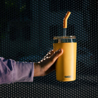 Sigg Travel Mug Helia Muted Peach 0.45 L ar izturīgu nerūsējošā tērauda dizainu un stikla salmiņu.