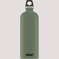 sigg ūdens pudele Traveller, alumīnijs, 1 l, zaļa, piemērota pārgājieniem un ikdienas lietošanai Latvijas apstākļos