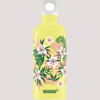 SIGG Florid Ultra Lemon Touch 0.6L pudele ar vieglu alumīnija korpusu un ziedu dizainu, ērta, hermētiska un ilgtspējīga.