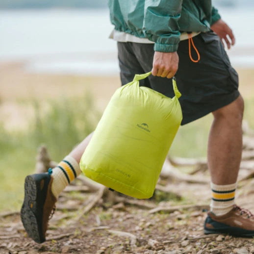 Гермомешок Naturehike 8L Водонепроницаемый roll-top компактный зелёный