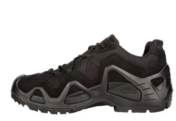 - Lowa ZEPHYR GTX LO TF Black melni armijas zābaki ar GORE-TEX oderi un injicētu DuraPU™ starpzoli
- Zābaki ar PU MONOWRAP® rāmja konstrukciju stabilitātei un atbalstam
- LOWA Cross II zoles profils nodrošina uzticamu saķeri uz dažādām virsmām
- Izturīgi ūdensizturīgi un elpojoši zābaki
- Piemēroti mēreniem apvidiem, tādēļ piemēroti gan armijai, gan āra aktivitātēm
- Izgatavoti no 1.4-1.6 mm biezas zamšādas 
- Svars 1010 g/pārim (UK 8)
- Krāsa Melna
- Lowa