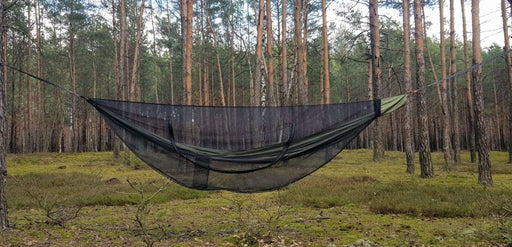 - "Bushmen Jungle Hammock Mosquito Net 300g" uzstādīta mežā
- 360 grādu aizsardzība pret odiem, ērcēm, mušām, skudrām, sēnamašiem un citiem putniem
- Ātri un viegli uzstādāms, aizņem tikai 1 litru vietas, svars 300 g
- Izgatavots no augsta blīvuma tīkla ar 1 mm acu izmēru, pilnīga aizsardzība
- Piemērots šūpuļtīkliem no 2,7 m līdz 3,3 m garumā
- Bushmen