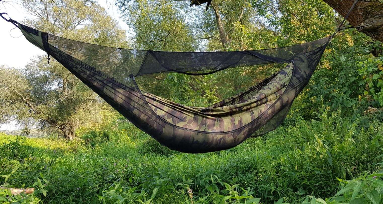 - Bushmen Jungle Hammock ar 360 grādu pretodu tīklu, karājoties dabas fonā, pilnībā aizsargāts no kukaiņiem un citiem kaitēkļiem, Bushmen