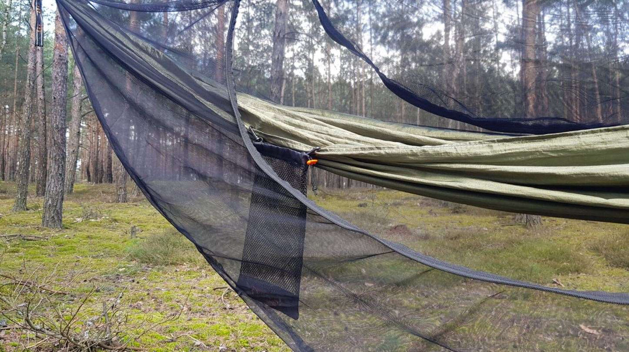 - Jungle Hammock ar moskītu tīklu mežā.
- Inovatīvs moskītu tīkls aizsardzībai pret kaitēkļiem.
- Izstiepts moskītu tīkls pār hammock.
- Augsta provē aizsardzības tīkls pret kukaiņiem.
- Produktu ražo Bushmen