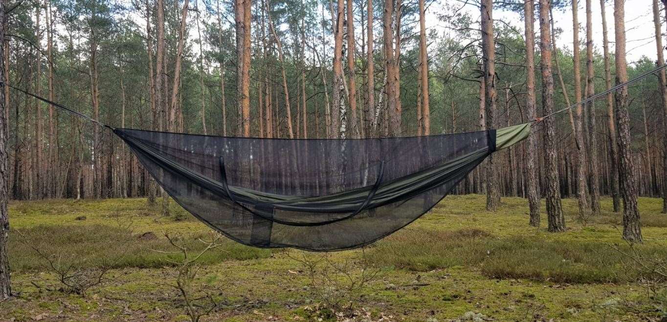 Šūpuļtīkls ar Insektu tīklu
- Ultraviegla Bushmen Jungle Hammocka komplekts ar kukaiņu tīklu
- Uzstādīts meža vidū, klasiski olīvzaļā krāsā un melnā tīklojuma
- Komplektā iekļauti kokiem draudzīgi piekares siksnas un karabīnes
- Aizsargā pret kukaiņiem, nodrošinot komfortu un ērtību
- Piemērots āra aktivitātēm un dārza lietošanai
- Aizsargā pret pat vismazākajiem insektiem ar 196 tīkla sietu uz cm2
- Bushmen