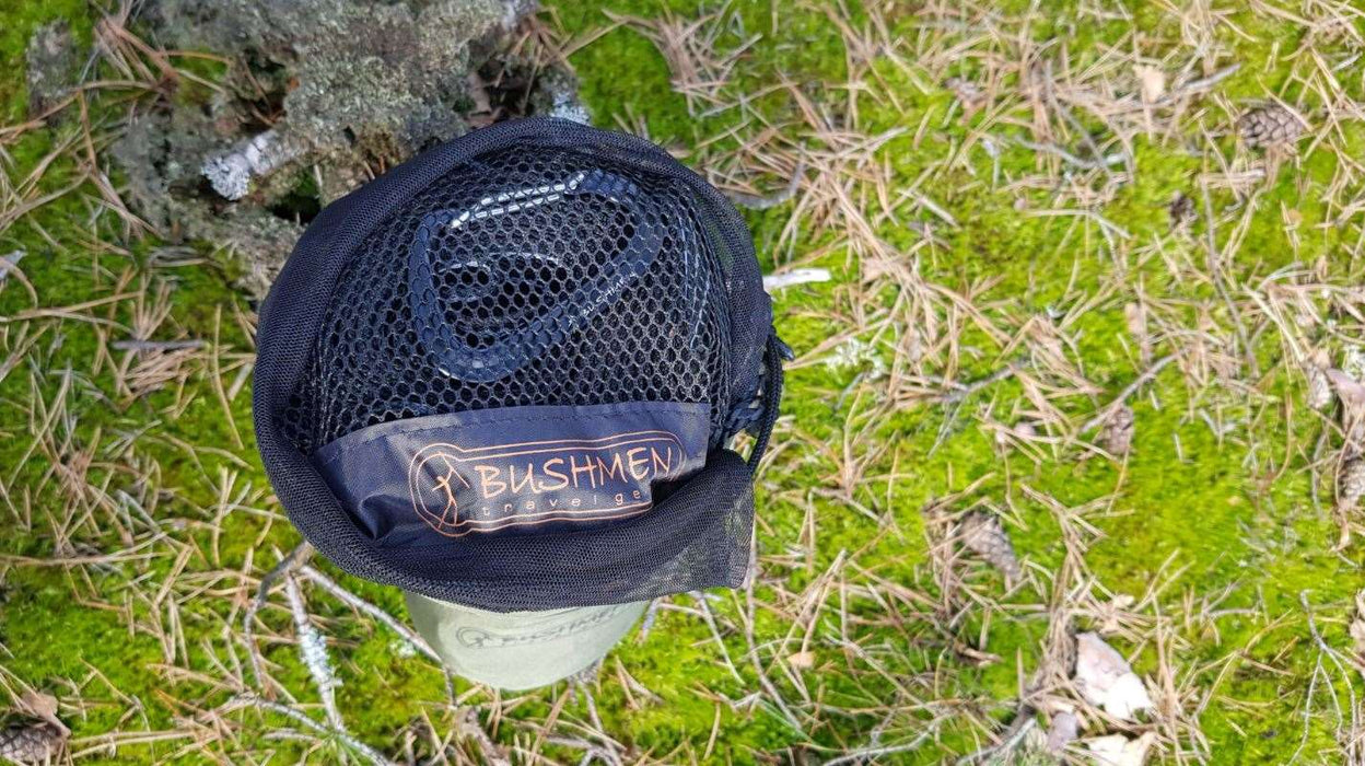 - Bushmen Jungle Set (Ultralight Hammock + Insect Net) 650g uz dabas fona
- Melna tīkla maisiņš ar Bushmen logotipu
- Ultragaisma transporta soma uz sūnām un zariem 
- Produktu komplekta attēls uz dabīga fona
- Bushmen