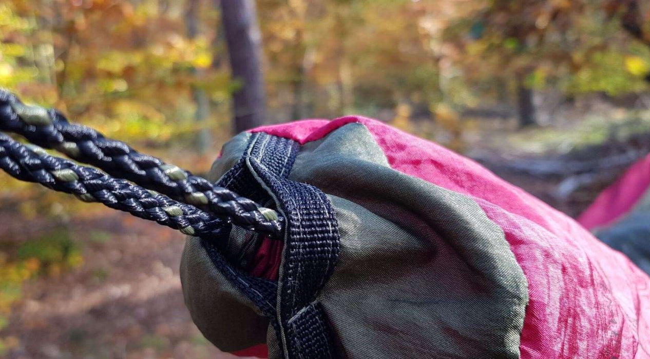 - BUSHMEN ZEN Light Hammock 330g, sarkanā krāsā, tuvplānā ar izturīgām karabīnēm un virvēm, izvietots mežā rudenī, Bushmen