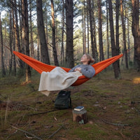 Bushmen ZEN lightest Hammock Orange 330g - viegls un izturīgs oranžs hamaks mežā komfortam un atpūtai.