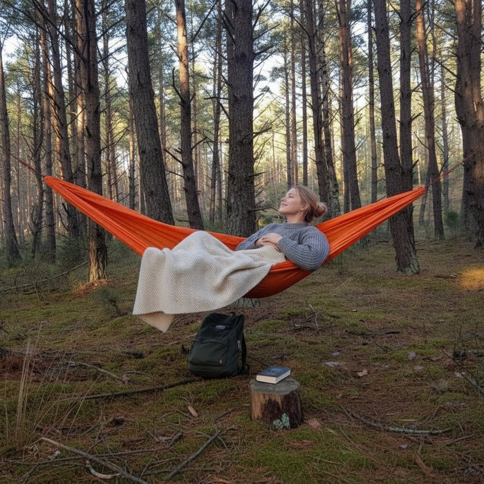 Bushmen ZEN lightest Hammock Orange 330g - viegls un izturīgs oranžs hamaks mežā komfortam un atpūtai.