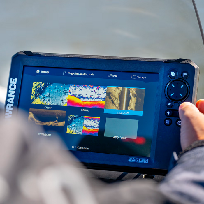 - Zvejas eholote Lowrance Fish Finder Eagle 9 ar TripleShot™ HD pārveidotāju
- 9 collu IPS augstas izšķirtspējas ekrāns ar Horizontālās un Lejamkrāsošanas Sonara un Sānskatījuma attēlveidošanas tehnoloģiju
- Ekrānā attēlotas dažādas funkciju un sonara opcijas
- FishReveal™ tehnoloģija ar izcilu mērķu atdalīšanu
- Genesis Live reālā laika kartēšana
- Lietotājs veic darbības eholotes ekrānā uz laivas fona
- Lowrance