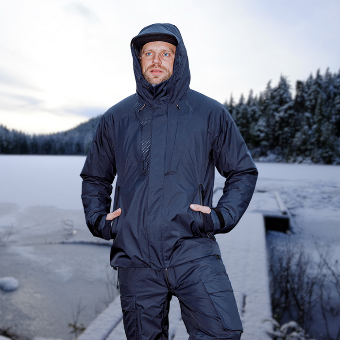 - Vīrietis nēsā FHM Guard Waterproof Insulated Winter Jacket Black 20000 mm, 
- Melnā ziemas jaka ar augstu apkakli un 3D regulējamu kapuci, 
- Sniega ainava ar sasalušu ezeru fonā, 
- Jakas īpašības: divslāņu lamināta membrāna Dermizax, Primaloft izolācija, ūdensizturība, 
- FHM,