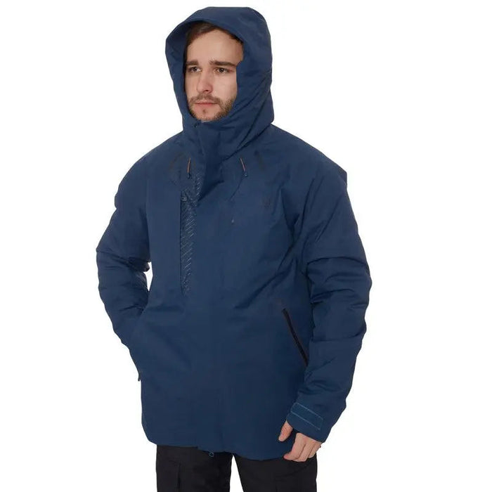 - FHM Guard Insulated Winter Jacket Blue 20000mm, 
- vīrietis valkā melnu, ūdensizturīgu, izolētu ziemas jaku ar kapuci un augstu apkakli, 
- jaka ir garāka aizmugurē, lai nodrošinātu papildu aizsardzību, 
- aprīkota ar ūdensnecaurlaidīgām rāvējslēdzēja kabatām un magnētisku centrālo aizdari, 
- Primaloft izolācija nodrošina siltumu un elpojamību, 
- piemērota lietošanai ekstrēmos laika apstākļos, 
- izgatavota no Dermizax membrānas, 
- FHM.