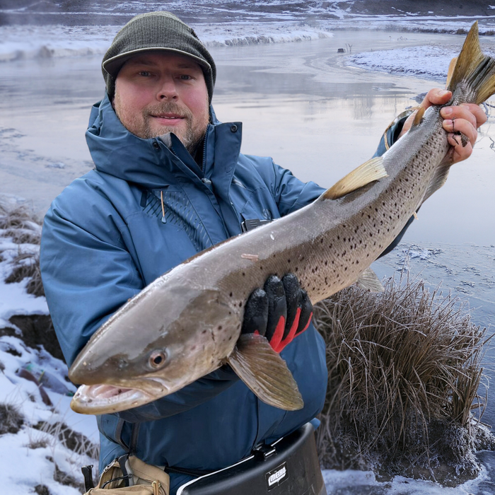 - ziemas kostīmi makšķerniekiem
- Vīrietis, ģērbies zilā jakā, tur zivtiņu uz ledus pārklātā ūdens fona.
- FHM Guard Insulated Ice Fishing Suit 20000 mm zilā jaka un pelēkas bikses.
- Ideāli piemērots makšķerēšanai aukstos laika apstākļos, nodrošinot komfortu un aizsardzību pret mitrumu.
- Profesionāls aprīkojums ziemas aktivitātēm ar Primaloft izolāciju