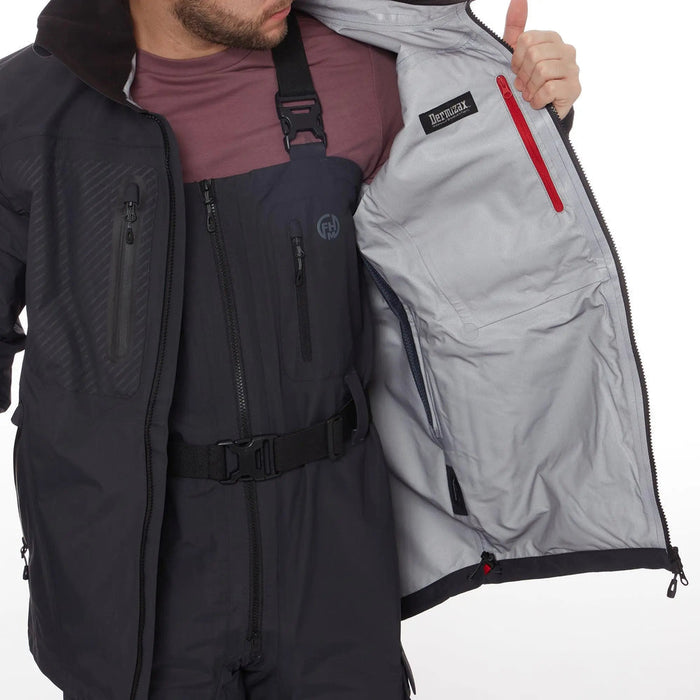 - Melns ūdensizturīgs FHM Guard Fishing Jacket (20000 mm) 
- Atvērtas jakas skats ar sarkanu rāvējslēdzēju un iekšējām kabatām
- FHM bib overall virsbikses, pārklātas ar 3 slāņu audumu 
- Vīrietis turot atvērtu jaku ar augsto apkakli un ergonomisku dizainu
- Ūdensizturīgs un vēju necaurlaidīgs, ideāls lietošanai no pavasara līdz rudenim
- Piedurkņu anatomiska piegriezene un regulējami aproču velcro stiprinājumi
- Izturīgas YKK rāvējslēdzēji 
- Zīmols: FHM