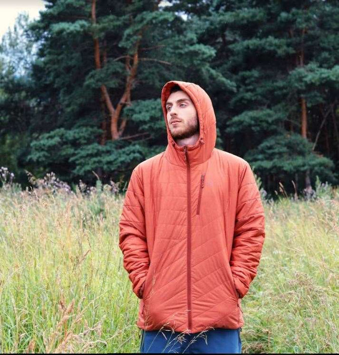 - Vīrietis stāv laukā, valkājot FHM Innova Primaloft Synthetic Down Jacket Terracotta
- Jaka ir ar kapuci un dziļām kabatām, piemērota ikdienas valkāšanai un āra aktivitātēm
- FHM