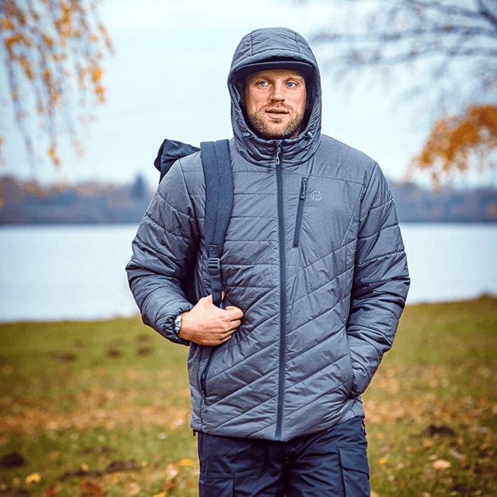 - Vīrietis valkā FHM Innova Mens Primaloft Jacket Grey pie ezera rudens dienā. 
- Jakas priekšā redzama krūts kabata un YKK rāvējslēdzēji.
- Vieglā vējjakas kapuce ir pacelta. 
- Aizmugurē rudens lapas un koks.
- Jakai ir gaisa caurlaidīgais Primaloft Silver siltinājums, kas nodrošina siltumu pat mitros apstākļos. 
- Pievērsiet uzmanību tehnologijām kā Toray Airtastic™ un Primaloft Silver.
- Ideāli piemērota āra aktivitātēm visu sezonu garumā. 
- Brends: FHM.