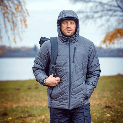 - Vīrietis valkā FHM Innova Mens Primaloft Jacket Grey pie ezera rudens dienā. 
- Jakas priekšā redzama krūts kabata un YKK rāvējslēdzēji.
- Vieglā vējjakas kapuce ir pacelta. 
- Aizmugurē rudens lapas un koks.
- Jakai ir gaisa caurlaidīgais Primaloft Silver siltinājums, kas nodrošina siltumu pat mitros apstākļos. 
- Pievērsiet uzmanību tehnologijām kā Toray Airtastic™ un Primaloft Silver.
- Ideāli piemērota āra aktivitātēm visu sezonu garumā. 
- Brends: FHM.