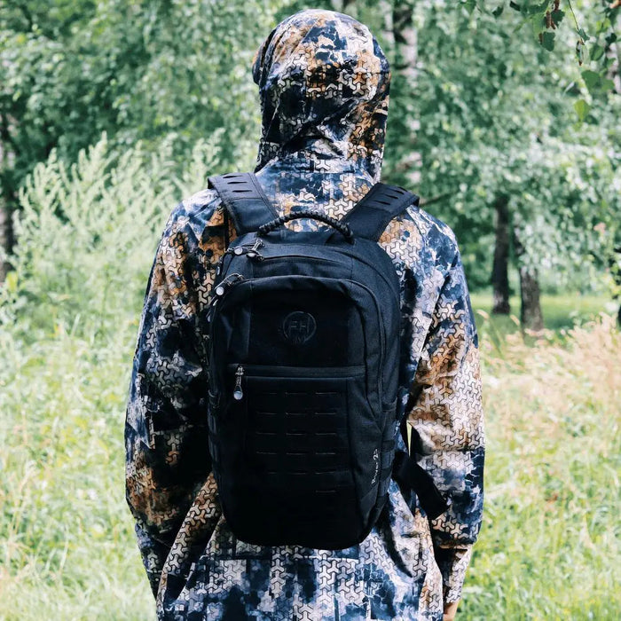 • FHM Rover 25 Liters Tactical Backpack Black uz cilvēka muguras dabas vidē
• MOLLE sistēma priekš papildus taktiskā aprīkojuma un piederumu pievienošanas
• Ērts muguras atbalsts ar gaisa plūsmas putu dizainu un daudzslāņu elpojošu tīklu polsterējumu
• Daudzfunkcionāls - piemērots ikdienas lietošanai, makšķerēšanai vai dienas izbraucieniem
• Ūdensizturīgs PU pārklājums un izturīga 100% poliestera konstrukcija
• Outfish