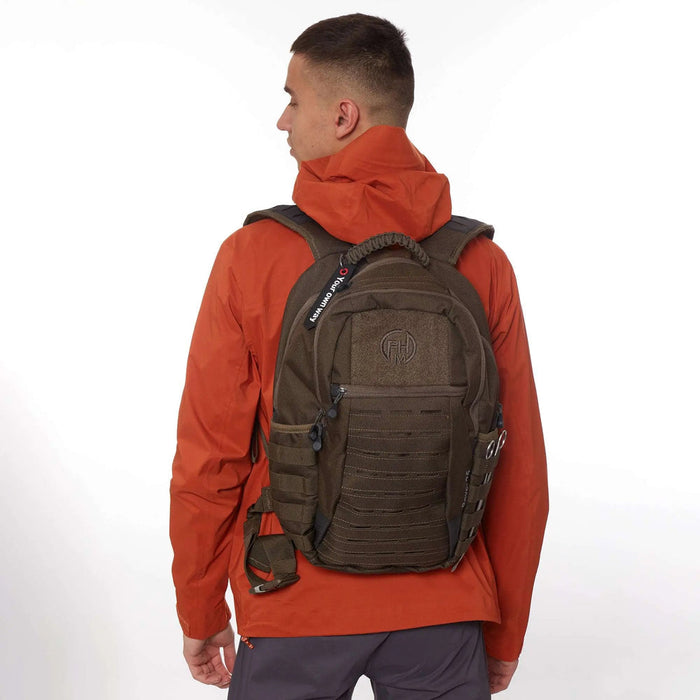 - FHM Rover 25, liter Backpack Tactical brown, ar vīrieti sarkanas jakas un mugursomas fonā
- Militāra iedvesmota dizaina mugursoma ar plašu 25 litru ietilpību
- MOLLE sistēma papildaprīkojuma un piekļuves pievienošanai
- Gaisa plūsmas putu polsterējums un elpojošs, daudzslāņu acs polsterējums muguras atbalstam
- Pielāgojams dizains ikdienas lietošanai, makšķerēšanai vai pastaigām
- 100% poliestera konstrukcija ar ūdensizturīgu PU pārklājumu nodrošina ilgmūžību
- Outfish