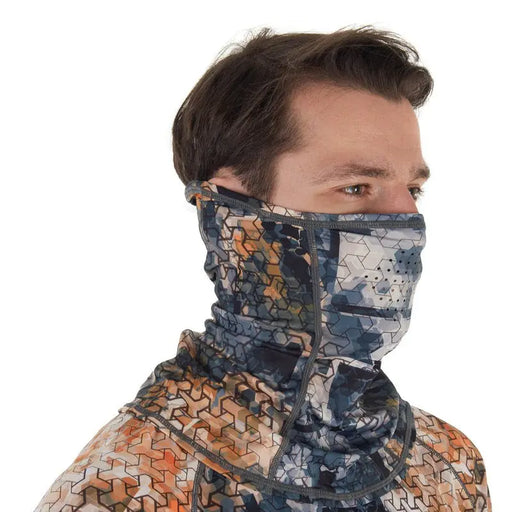 - Mask Mark Camo Mask ar UV aizsardzību, oranžā/pelēkā krāsā, uz personas sejas
- Sporta segmenta sejas maska un šalle ar UPF 50+ aizsardzību no saules
- Elpojošs un mitrumu izvadošs materiāls ar anatomisku pielāgojumu un elpošanai paredzētām lāzergrieztām caurumiem priekšpusē
- Vēja noturīgs un komfortabls dažādos laika apstākļos
- Silikona strēmeles aizmugurē drošai fiksācijai uz galvas
- Piemērots dažādām āra aktivitātēm: makšķerēšanai, riteņbraukšanai, sniegadecībai u.c.
- Outfish