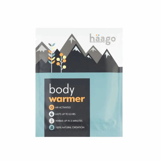 - Haago Ķermeņa sildītāja iepakojums ar kalnu un mākoņu ilustrāciju
- Produkts ar uzrakstu "body warmer" un produkta aprakstu: "air activated, lasts up to 8 hrs, warms up in 5 minutes, 100% natural oxidation"
- Iepakojuma augšējā labajā stūrī redzams zīmola nosaukums "haago"
- Elegants un funkcionāls produkts aukstam laikam

Haago