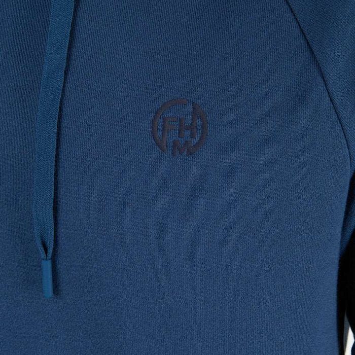 - Shopify produkts "Hoodie Wave V2 Blue" tuvplānā ar zilu krāsu
- Ietilpst logotips kreisajā pusē
- Kvalitatīvs un ērts sporta tērps
- Raglan griezuma dizains
- Pielāgojama kapuce un kanga korpuss
- 70% kokvilnas, 30% poliestera sastāvs
- Svars aptuveni 0,7 kg
- Zīmols: Outfish