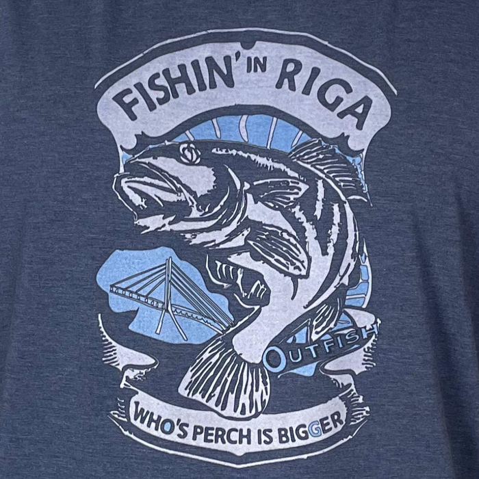 - Zils Outfish T-krekls ar pielāgotu dizainu "Fishin` in Riga with Perch"
- Liela melnbalta perča grafika
- Riga's tilta un baļķu motīvs fonā
- Uzraksts "Fishin` in Riga" un "Who's Perch is Bigger"
- Outfish