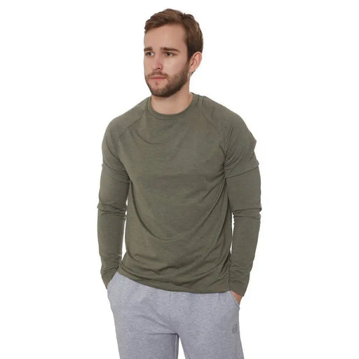 - Vīrietis, valkādams khaki krāsas Longsleeve Wave ar raglāna piegriezumu, plānā, elastīgā, maigā un patīkamā materiālā, kas sastāv no 35% viskozes, 57% poliestera un 8% elastāna. Outfish