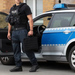 - Policists stāv blakus policijas automašīnai, apavi "Lowa Renegade II GTX MID TF MF Police Boots Black", aizsargājoši pilngraudu ādas zābaki, piemēroti metāldetektoru tuvumā, nodrošina ūdensnecaurlaidību un elpojamību. Lowa,