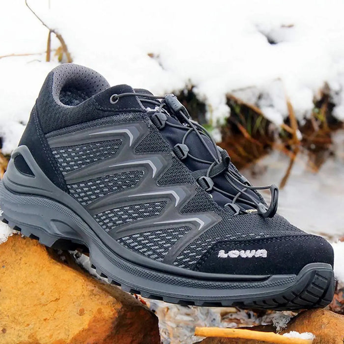 - Lowa MADDOX GTX LO TF black sporta apavi
- Gore-Tex membrāna sausām kājām
- Speed-Lace tehnoloģija ātrai un ērtai regulēšanai
- Inovatīvas LOWA DynaPU viduszolakmei lielisku amortizāciju
- LOWA® ENDURO EVO gumijas zole
- LOWA MONOWRAP atbalsta rāmis
- Vieglas un elastīgas kurpes ar augstu manevrētspēju
- Materiāls: 50% sintētika, 50% audums
- Svars: 0.72 kg/paris
- Lowa