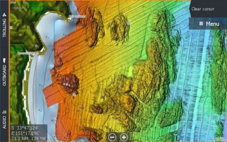 - Krāsaina batimetriskā karte uz Lowrance ELITE FS 7 ar informāciju par dziļumiem un topoģrāfiskajiem datiem.
- Skatuve ar dažādām krāsām, kas norāda uz dziļuma līmeņiem ūdenstilpnē.
- Aktīvās attēlveidošanas 3-1 funkcionalitāte, parādīta uz karšu displeja.
- Zvejnieku iecienītais reāllaika sonāra atbalsts ar detalizētu ūdens dibena parādīšanu.
- Uzlabotas navigācijas un maršrutēšanas iespējas, piem. C-MAP Genesis Live reāllaika kartogrāfija.
- Lowrance