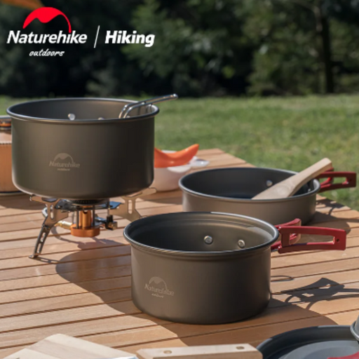 - Naturehike Camping Cookware Set uz koka galda atklātā dabā
- Divi katli un panna uz koka galda; katla rokturi ir aprīkoti ar siltumizolējošu pārklājumu
- Alumīnija sakausējuma universālais komplekts ar dabisku fonu
- Piemērots kempingam, pārgājieniem un āra gatavošanai; komplektā iekļautie piederumi un tīkla soma
- Naturehike