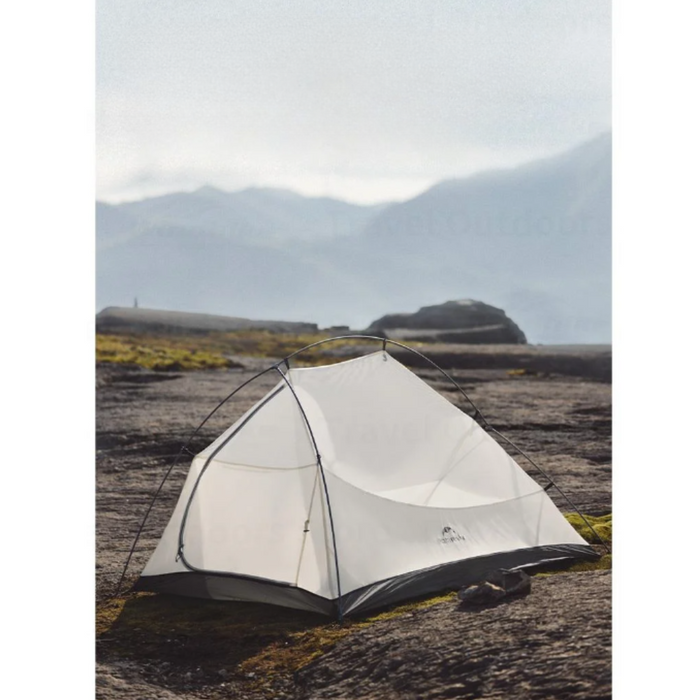 - Ultraviegla divvietīga telts dabas ainavā
- Naturehike Cloud Up 2 person Pro Ultralight Tent
- Khaki krāsas 20D neilona audums
- 8 sērijas alumīnija sakausējuma mietiņi
- Ūdensizturīgs ar PU2000mm un PU5000mm pārklājumu
- Izmēri: 210x130x105 cm (iekšējā telts), 220x160x110 cm (ārējā telts)
- Iepakojuma izmērs: 13 x 40 cm
- Svars: 1.36 kg + piederumi
- Paredzēta āra piedzīvojumiem un pārgājieniem
- Naturehike