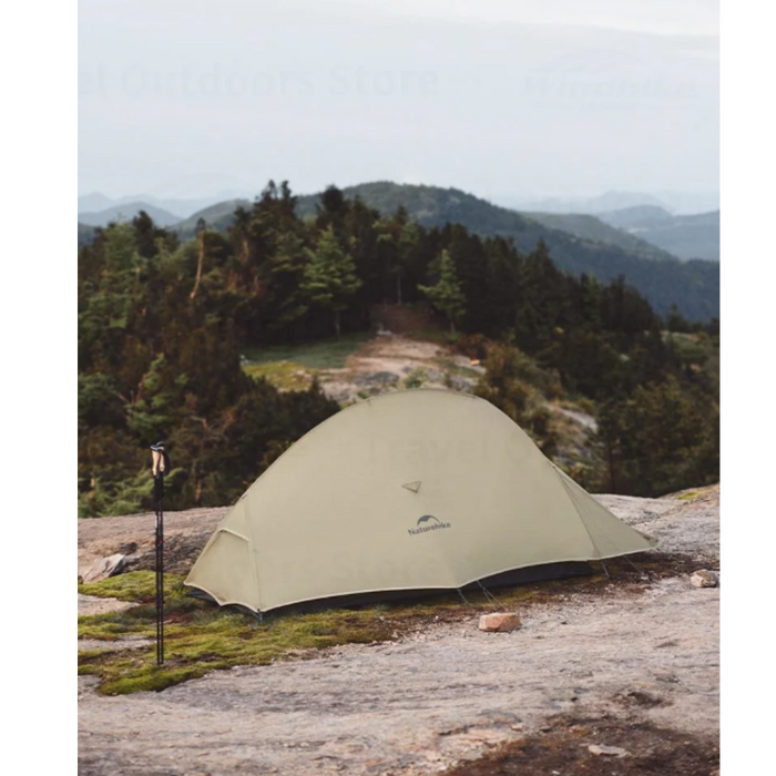 - 20D khaki krāsas Naturehike Cloud Up 2 person Pro Ultralight telts uzstādīta uz klinšaina kalnu fona, parādot tās kompakto un vieglu konstrukciju. Naturehike,