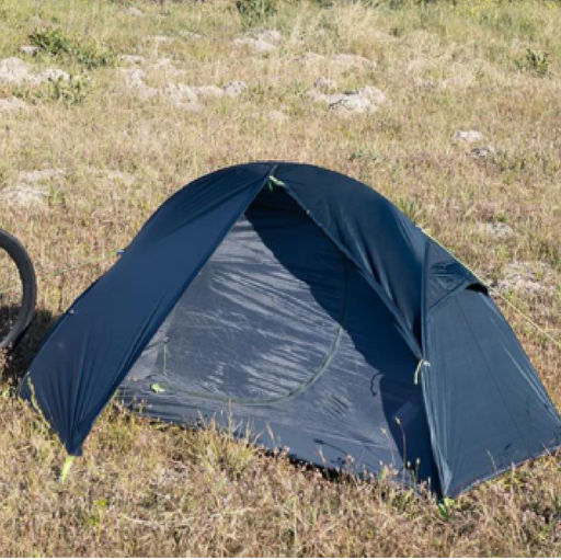 - Naturehike Ultravilkā viegla 1 cilvēka telts ar paklājiņiem, zila krāsa, uzstādīta laukā, viegli transportējama un izturīga, piemērota pārgājieniem, riteņbraukšanai, kempingam. Naturehike