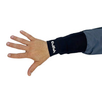 - Cilvēka roka, kas valkā Outfish neoprēna aproces uz zvejas jakas uzmavas, Outfish