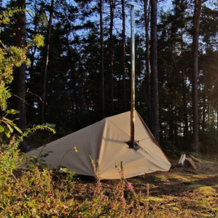 Daudzpusīga Lietošana
HOT Tarp 3x3 Cotton ir ideāli piemērots:

Bushcraft Piedzīvojumiem: Klasiskais dizains un izturība padara to uzticamu pat skarbos apstākļos.
Glamping un Āra Virtuvēm: Piemērots ērtas un stilīgas āra virtuves vai papildu segtās zonas izveidei pie telts vai automašīnas.
Laikapstākļu Aizsardzībai: Nodrošina elpojošu un sausu patvērumu neatkarīgi no laikapstākļiem.