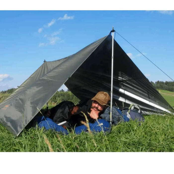 - THERMO-Tarp™ lietus pārsegs hamakam 2x3/Olīvu no Bushmen - spēcīgs, ūdensizturīgs ar izolācijas slāni, izturīgs ripstop audums, viegli pārnēsājams, nodrošina aizsardzību pret UV starojumu un aukstumu, Bushmen