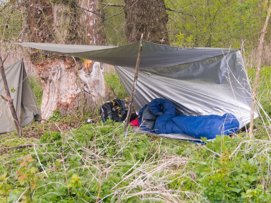 - Āra kempings ar Bushmen THERMO Hammock lietus pārsegu 2×3 / Olive 550g, pārsegs izklāts starp diviem kokiem, aizsargājot pret lietu un vēju
- Kempinga telts ar stipru, vieglu un ūdensizturīgu ripstop audumu
- Aprīkojuma somas un guļamrullis novietots zem tarpa aizsardzībai
- Tumši olīvu zaļā krāsa harmoniski saplūst ar dabas ainavu
- Daudzveidīga lietošana, piemēram, kā nojume vai guļammaisa aizsargsegums
- Ražotājs: Bushmen