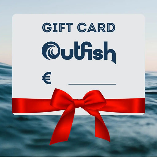 - "Outfish Gift Card ar sarkanu lenti pret jūras fonu"
- "Dāvanu karte priekš premium zvejas un āra apģērba"
- "Outfish"
