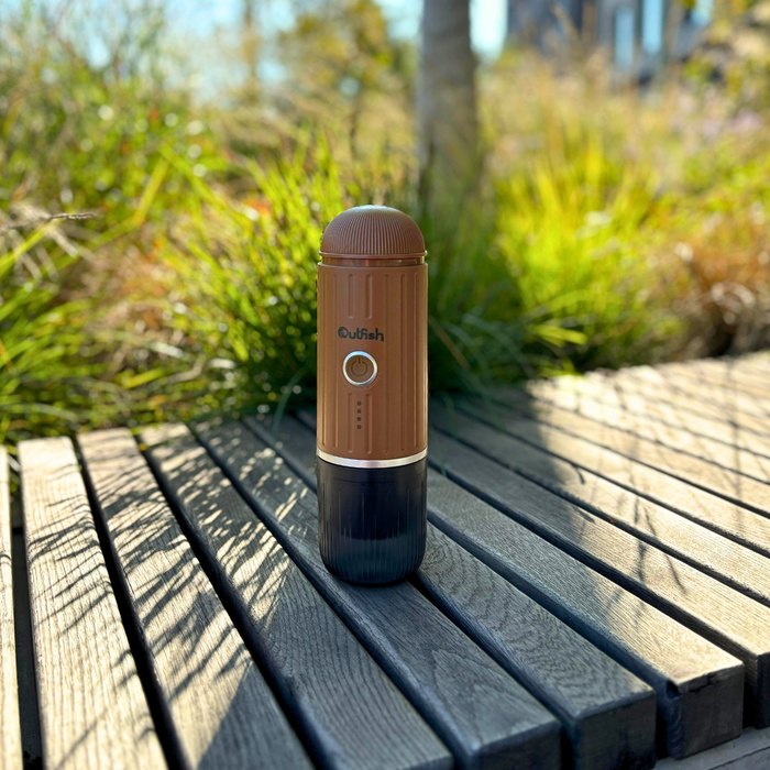 Outfish portatīvais kafijas pagatavotājs ar pašsildīšanas funkciju, piemērots kempingam un āra aktivitātēm.