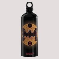 SIGG Batman Classic Gold 1.0L Bottle melna un zelta krāsā, viegla, hermētiska alumīnija pudele ar ikonu dizainu.