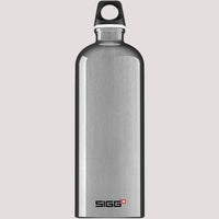 SIGG Traveller Alu 1.0L Bottle no viena gabala alumīnija, viegla, izturīga un hermētiska dzērienu pudele.