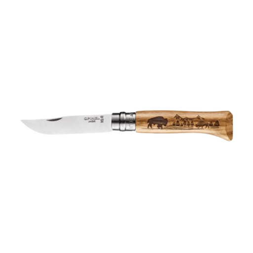 - Opinel Animalia Oak Buffalo nazi 08
- Tradicionālā saliekamā Opinel nazis
- Ergonomisks ozolkoka rokturis
- Rokturis ar gravētu Amerikas ainavu un bifeli
- Asmens garums 8.5 cm, izgatavots no Sandvik 12C27 modificēta nerūsējošā tērauda
- Ļoti labas griešanas īpašības
- Virobloc bloķēšanas sistēma, kas nodrošina asmens bloķēšanu atvērtā vai aizvērtā stāvoklī
- Kopējais garums 195 mm, salocīts garums 110 mm
- Svars 44g 
- Izgatavots Opinel,