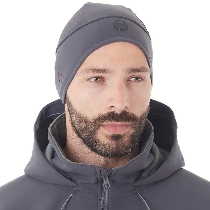 - Vīrietis valkā FHM Stream Softshell Waterproof Hat Beanie Grey uz pelēka fona, vāciņa inovācija redzama ar lāzeru griezumiem pie ausu zonas, nodrošinot optimālu dzirdamību bez siltuma zudumiem. 
- Viegls, izgatavots no 100% poliestera, ar elastīgu softshell audumu, kas dod ideālu izolāciju un komfortu.
- Ideāli piemērots taktiskām operācijām, āra piedzīvojumiem un ikdienas lietošanai. 
- Outfish.